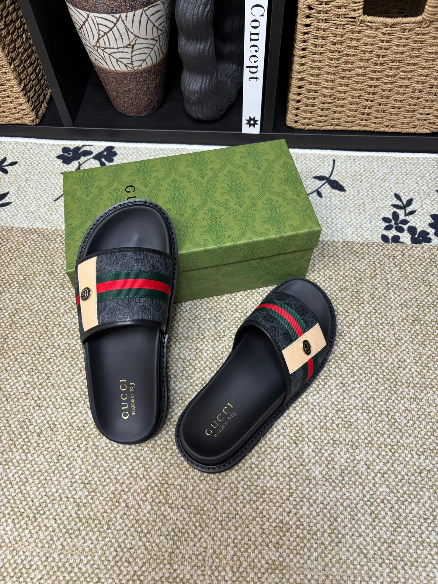 Factory 💰 300 yuan Gucci slippers] high-end men's shoes brand official website 1:1 latest masterpiece: original mold customization, the fabric is made of imported original materials, upgraded outsole, lighter and non-slip. The market's top quality, simple yet tasteful, a must-have for fashionistas, fashionable at your feet, full of confidence, the same style at the counter 👍The season of summer slippers is here. Code: 38-45 (45 customized)